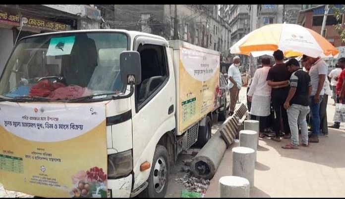 রমজানে ২০ স্থানে বাজারের চেয়ে কম দামে দুধ, ডিম ও মাংস বিক্রি