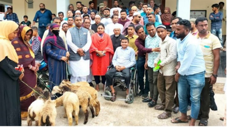 ভেড়া পেল হাওড় অঞ্চলের দুই শতাধিক পরিবার