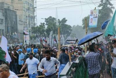 বৃষ্টি উপেক্ষা করে আওয়ামী লীগের নেতাকর্মীদের শ্লোগানে মুখরিত সমাবেশ প্রাঙ্গণ