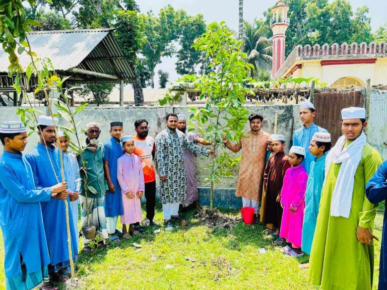 রংপুরে জেলা ছাত্রলীগ নেতা রোহান মাহমুদের উদ্যোগে বৃক্ষরোপণ অনুষ্ঠিত 