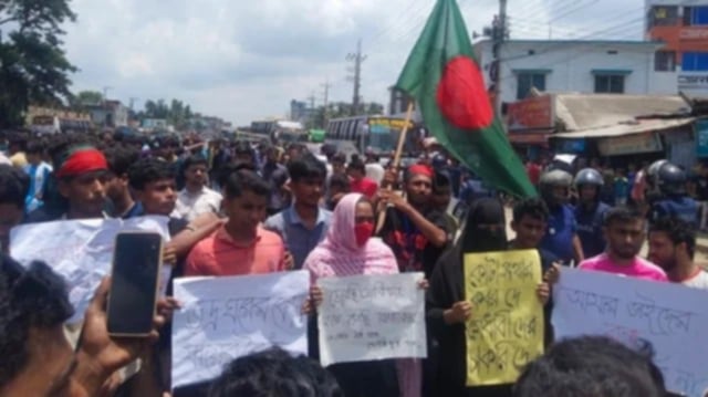 বগুড়ায় শিক্ষার্থীদের সঙ্গে পুলিশের দফায় দফায় সংঘর্ষ