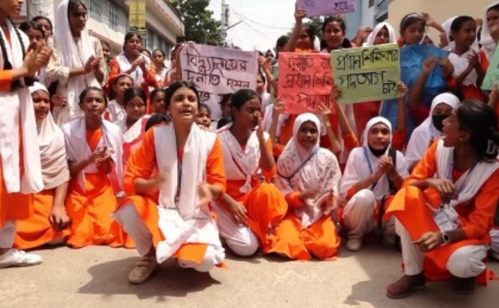 কুষ্টিয়ায় ছাত্রীর সঙ্গে শিক্ষকের অশোভন আচরণ, শিক্ষার্থীদের বিক্ষোভ